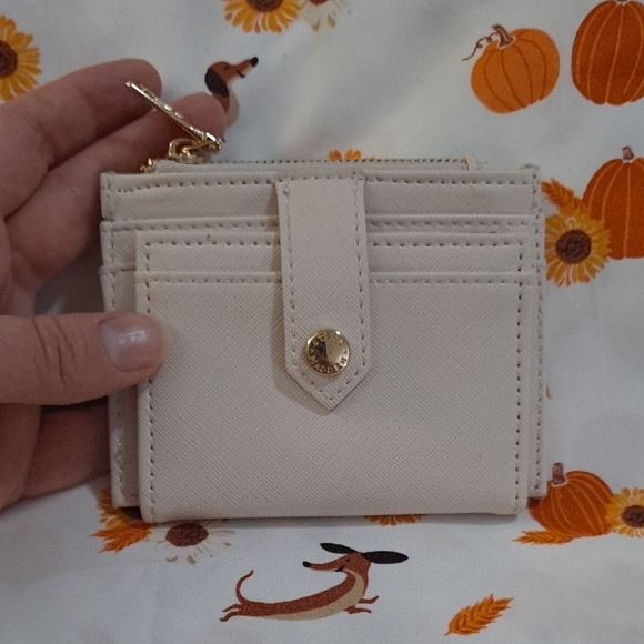 Like New! Classic Steve Madden cream faux leather card holder with gold accents - Picture 3 of 8